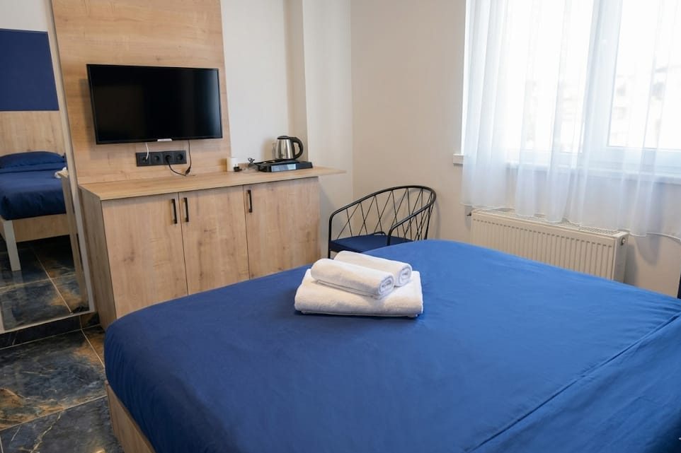Demetevler pansiyon, suit oda ve TV ünitesi