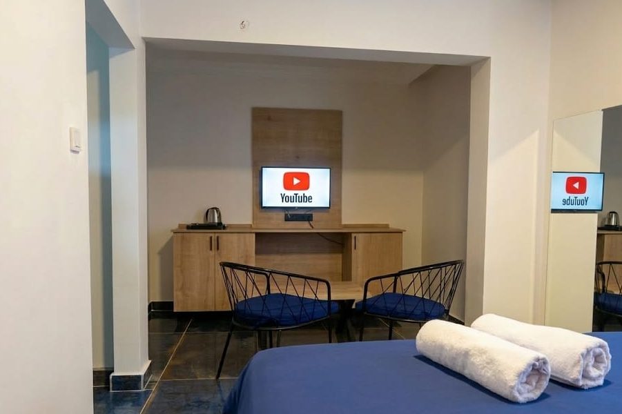 Demetevler saatlik kiralık oda, oturma alanı ve yemek masası